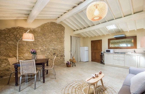 La Cetina Apartment | 'Brotes Appartamento Mandorlo' Apartment with Shared Pool, Wi-Fi, and Air Conditioning