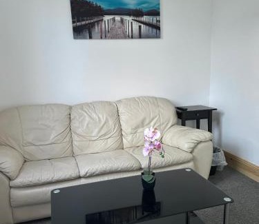 Derby House | Browning House 3 bedroom 6 beds Long or Short Stay