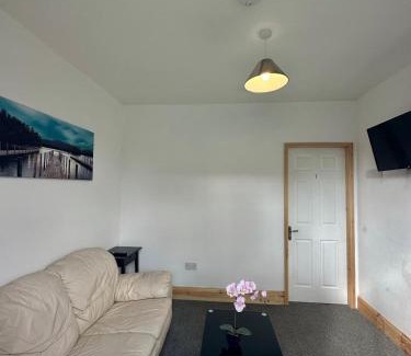 Derby House | Browning House 3 bedroom 6 beds Long or Short Stay