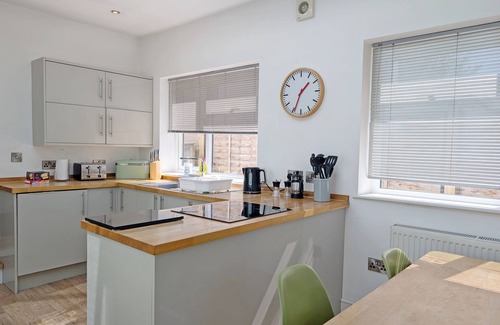Chichester Cottage | Broyle House, Chichester - a family house that sleeps 4 guests in 2 bedrooms