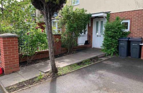 Birmingham House | BrumStay - 4 Bedrooms TownHouse sleeps 6 with Driveway Parking and Garden