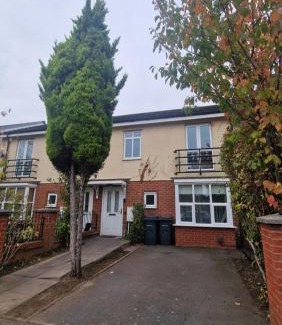 Birmingham House | BrumStay - 4 Bedrooms TownHouse sleeps 6 with Driveway Parking and Garden
