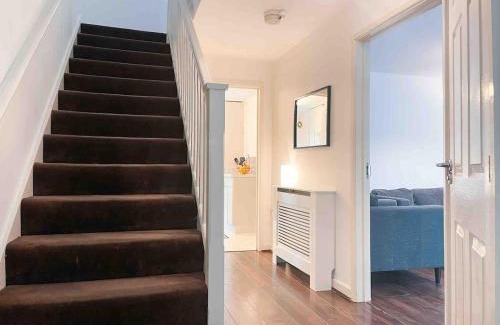 Birmingham House | BrumStay - 4 Bedrooms TownHouse sleeps 6 with Driveway Parking and Garden