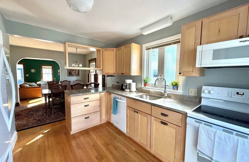 Brunswick House | Brunswick 3BR Bungalow By Bowdoin With Fenced-In Backyard