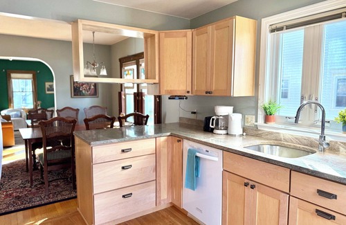 Brunswick House | Brunswick 3BR Bungalow By Bowdoin With Fenced-In Backyard