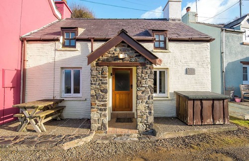 Haverfordwest Cottage | Bryn Melin, Holiday Cottage Abercastle, Sleeps 3, 2 bedrooms, bathrooms
