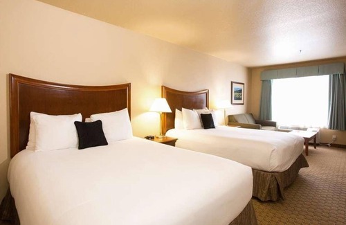 McMinnville Hotel | Budget-Friendly Accommodation in Red Lion McMinnville! On-site Pool!