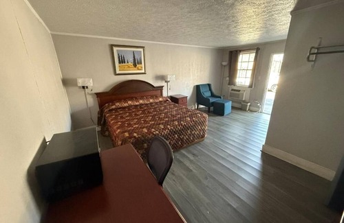 Danville Hotel | Budget-Friendly King Unit Near Speedway with Free Parking and Pets Allowed