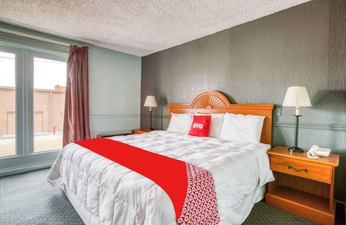 South Tulsa Hotel | Budget-Friendly Room w/King Bed Perfect for an Affordable Weekend Escape
