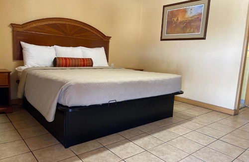 Refugio Hotel | Budget Inn