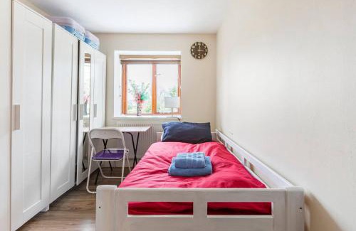 Farnborough and Crofton House | Budget Stay - Greater London - Orpington -Near PRUH - Parking - Train from London Bridge