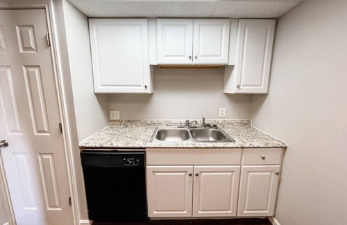 Central City Apartment | Budget Stay - Minutes to Dining, Beach & Downtown