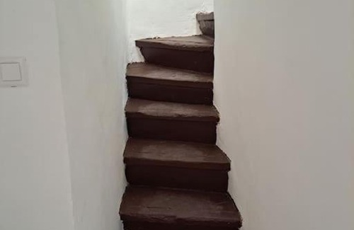 Hyeres City Centre Apartment | BudgetBnb petit duplex centre médiéval