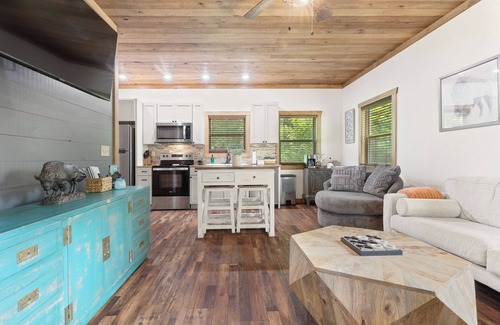 Jasper Cabin | Buffalo Mist Cabin: Hot tub, Fire pit, Sleeps 6, 3 king beds, 13 private acres