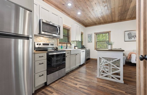 Jasper Cabin | Buffalo Mist Cabin: Hot tub, Fire pit, Sleeps 6, 3 king beds, 13 private acres