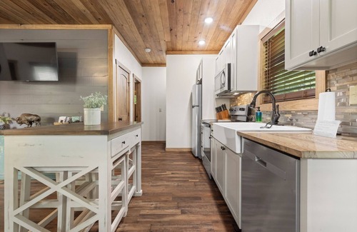 Jasper Cabin | Buffalo Mist Cabin: Hot tub, Fire pit, Sleeps 6, 3 king beds, 13 private acres