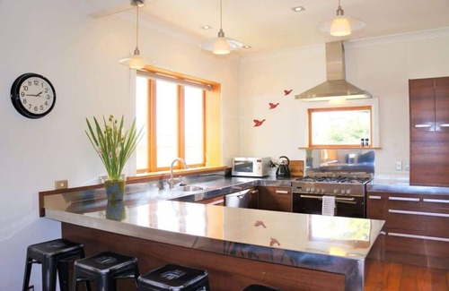 New Plymouth House | Buller Bungalow: Coastal Charm in New Plymouth
