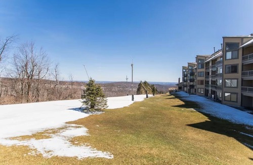 Seven Springs Condo | Bullwinkles Ski-In/Ski-Out Condo - Sleeps 8. With sauna, hot tub, exercise room