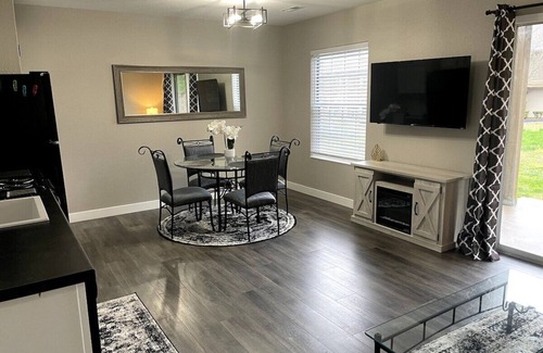 Table Rock House | Bumblebee Hollow · New Remodeled Luxury Condo By The Lake, No Stairs!