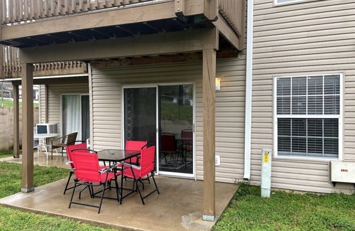 Table Rock House | Bumblebee Hollow · New Remodeled Luxury Condo By The Lake, No Stairs!