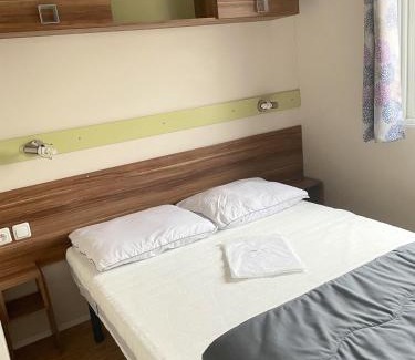 Banes House | Bungalow charmant à Argences-en-Aubrac avec piscine partagée