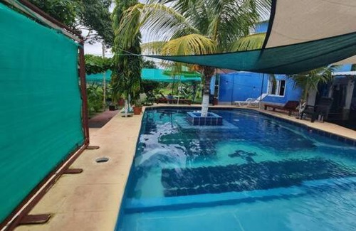 Monterrico Apartment | Bungalow Izquierdo comedor y cocina equipada.