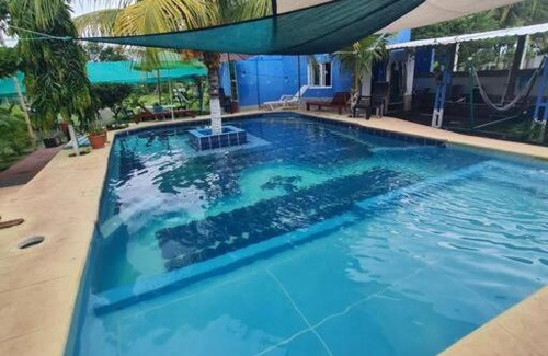 Monterrico Apartment | Bungalow Izquierdo comedor y cocina equipada.