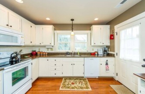 Black Mountain House | Bungalow totally remodeled and customized for your visit.