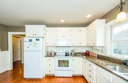 Black Mountain House | Bungalow totally remodeled and customized for your visit.