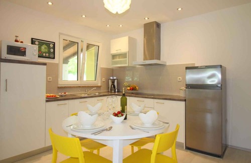 Vrvari House | Bungalow with outdoor pool and air conditioning