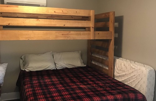 Dover Hotel | Bunk room near Pirates Cove Marina on Kentucky Lake
