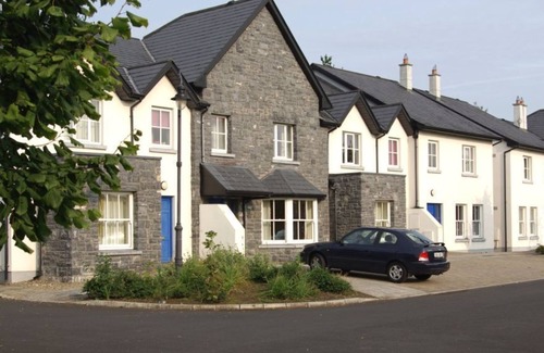 Bunratty Cottage | Bunratty West No 40012 - a two story that sleeps 6 guests in 3 bedrooms