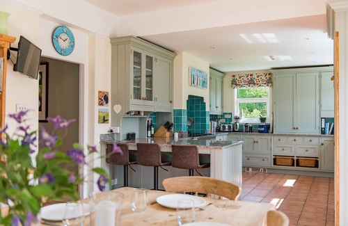 Charing House | Burleigh House by Bloom Stays - sleeps 12 guests in 6 bedrooms