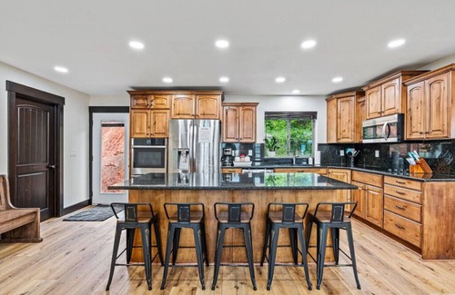 Harbor Village Cabin | Burly Bear |Barrel Sauna - Hot Tub - Game Room + Amazing Views!