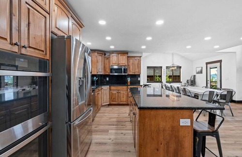 Harbor Village Cabin | Burly Bear |Barrel Sauna - Hot Tub - Game Room + Amazing Views!