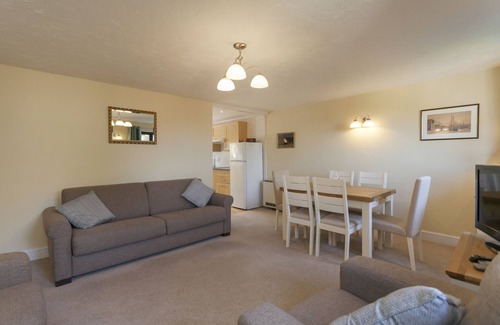 Holt Cottage | Burnham B - a self catering cottage that sleeps 4 guests in 2 bedrooms