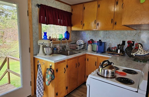 Stonington Cottage | Burnt Cove Boat House - Waterfront Guest House