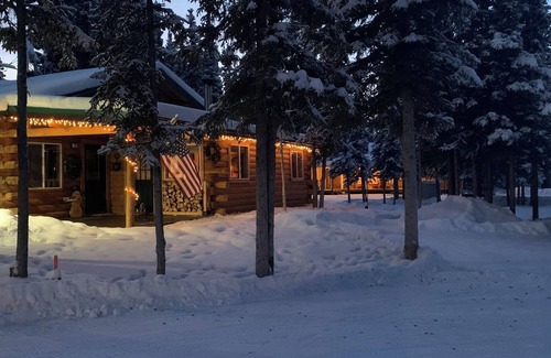 Tok House | Burnt Paw House-Modern Comfort in the Last Frontier (For families or casual travelers)