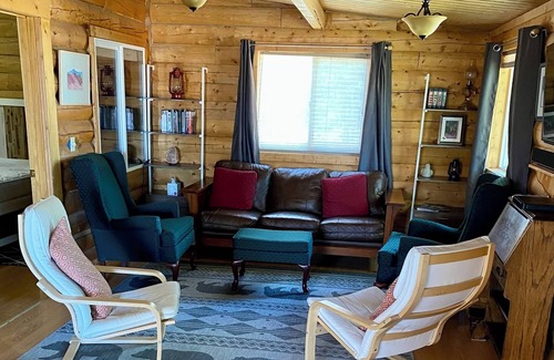 Tok House | Burnt Paw House-Modern Comfort in the Last Frontier (For families or casual travelers)
