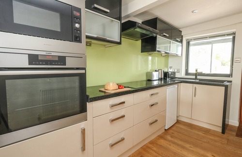 Bridport Cottage | BURTON BAY, pet friendly, luxury holiday cottage in Burton Bradstock
