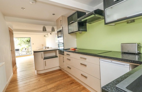 Bridport Cottage | BURTON BAY, pet friendly, luxury holiday cottage in Burton Bradstock