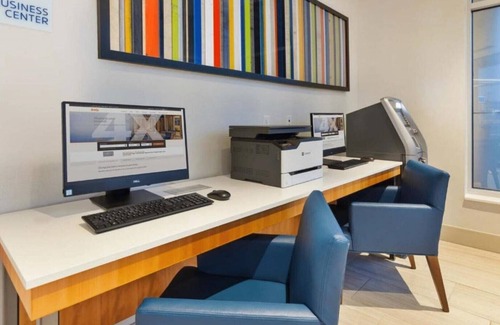 The Waterfront House | Business and leisure travelers alike appreciate our convenient location !