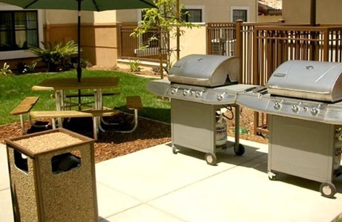 Thousand Oaks House | Business Lodging in Thousand Oaks! 4 units w/Work Space, Full Kitchen, Pool