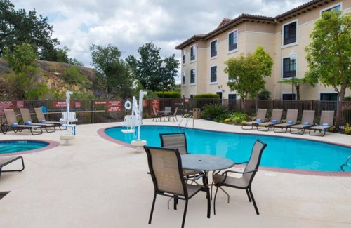 Thousand Oaks House | Business Lodging in Thousand Oaks! 4 units w/Work Space, Full Kitchen, Pool