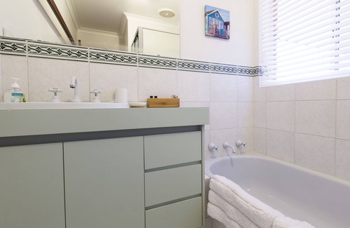 West Busselton House | BUSSELTON BLISS - Beach, Family Friendly and Secure Gardens. Shops Nearby!