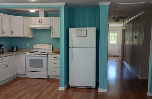 Houma House | Butsy's Fish Camp is a Cozy 3-bedroom house. Close to the BEST fishing in LA!