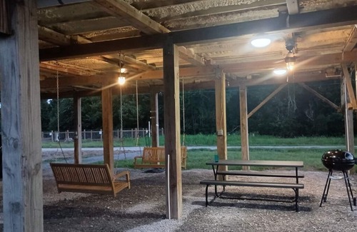 Houma House | Butsy's Fish Camp is a Cozy 3-bedroom house. Close to the BEST fishing in LA!