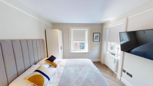 Hope Street Apartment | By Cathedral Kitchen Island Tv Wd Access