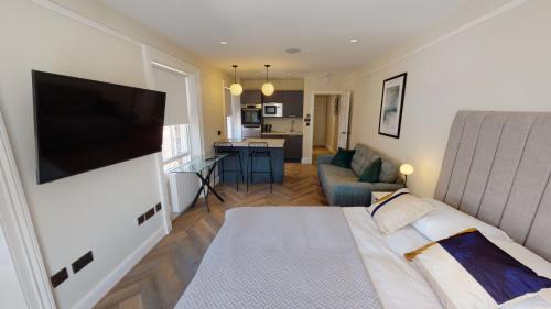 Hope Street Apartment | By Cathedral Kitchen Island Tv Wd Access