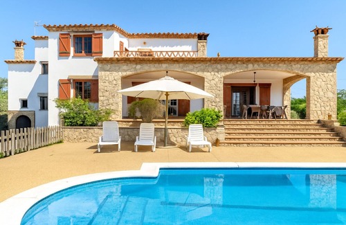 Can Carbonell House | Ca la Goyi: swimming pool, games room, petanque, table soccer, ping-pong. All in one.